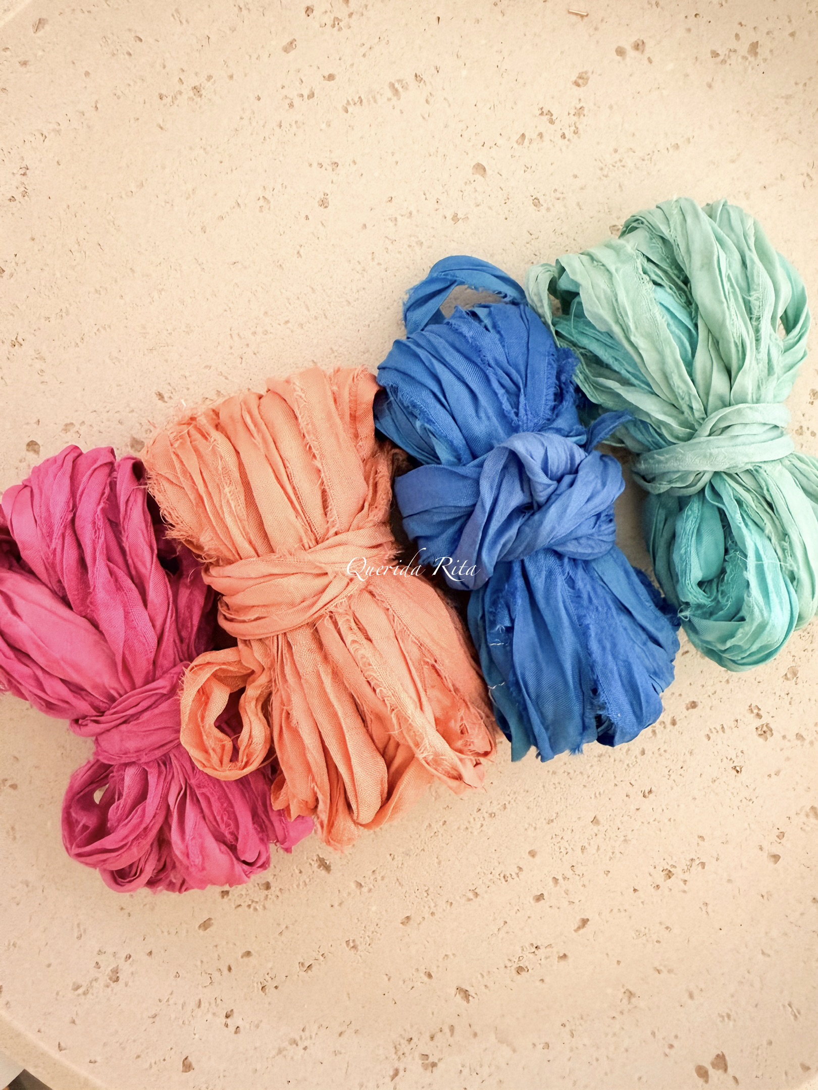 Pulsera Seda Multi Chamrs ( 4 colores) - Imagen 3