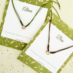 Detalle collar verde oliva