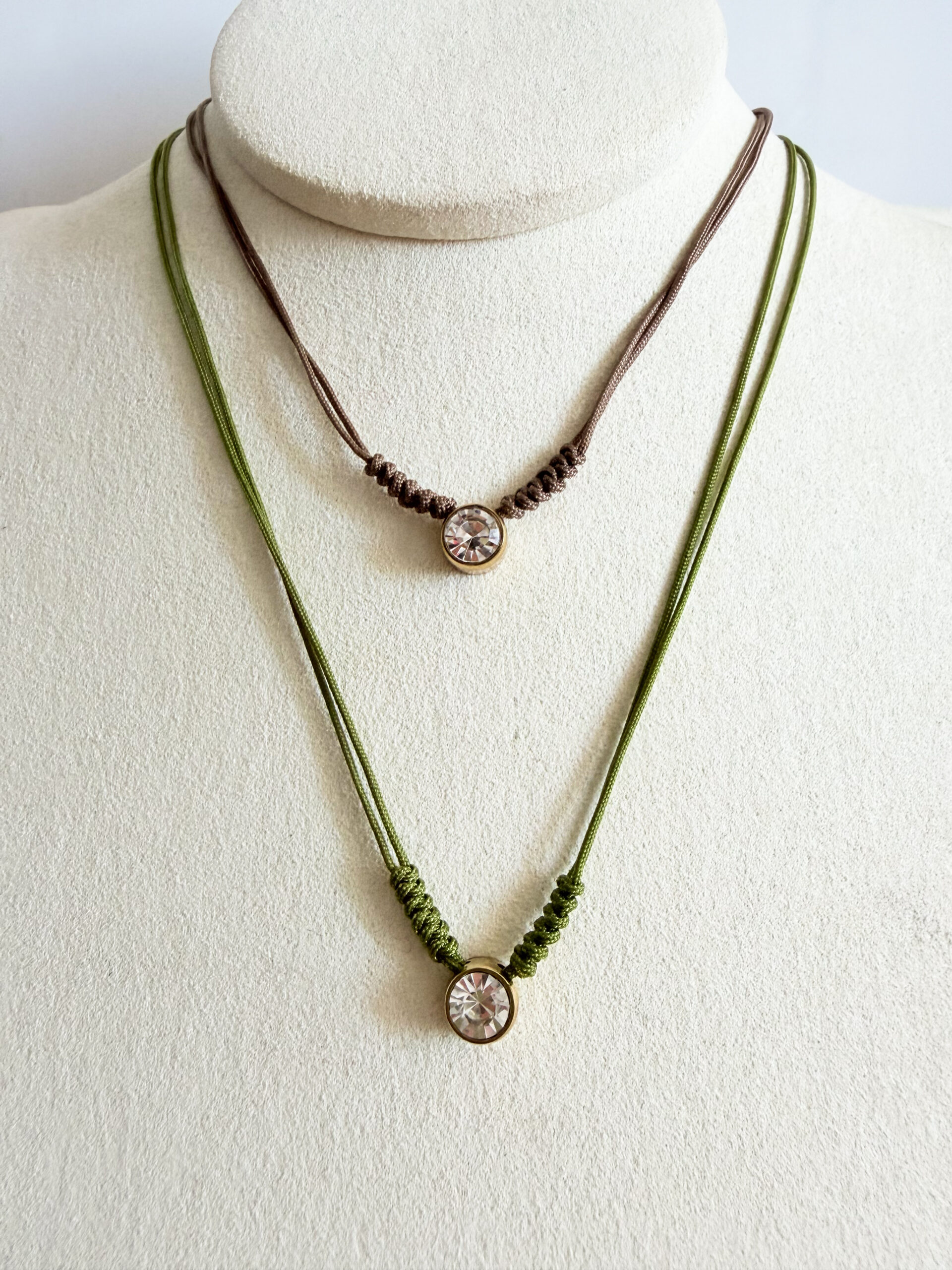 Detalle collar verde oliva - Imagen 4