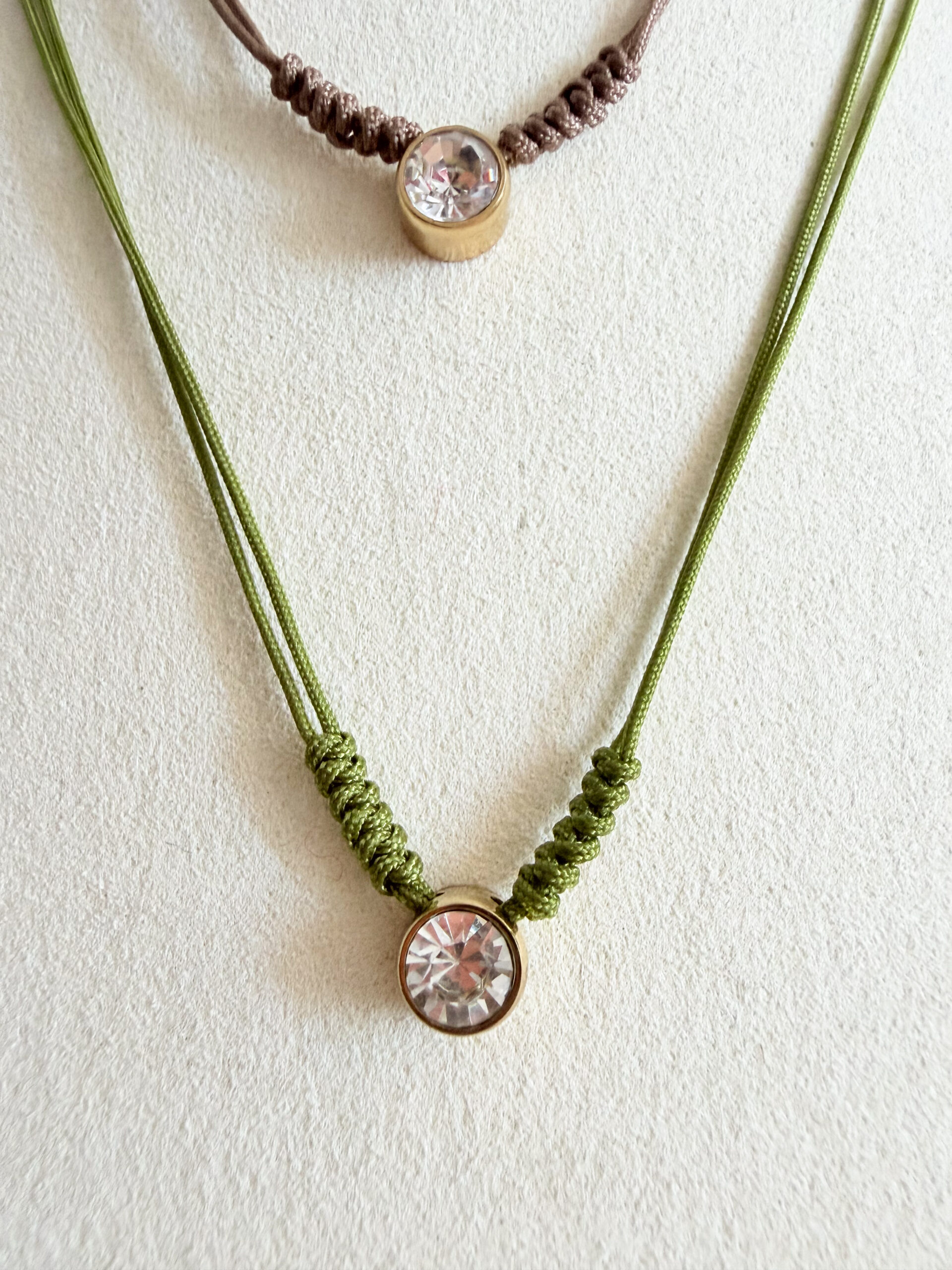 Detalle collar verde oliva - Imagen 5